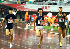 ２０１７年６月の日本陸上競技選手権男子１００メートル決勝。当時関学大３年の多田修平選手は、サニブラウン・ハキーム選手（右）に次ぐ２位。左は桐生祥秀選手＝ヤンマースタジアム長居