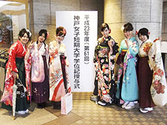 短大卒業式での海老澤佳奈さん（右から３人目）＝神戸市内
